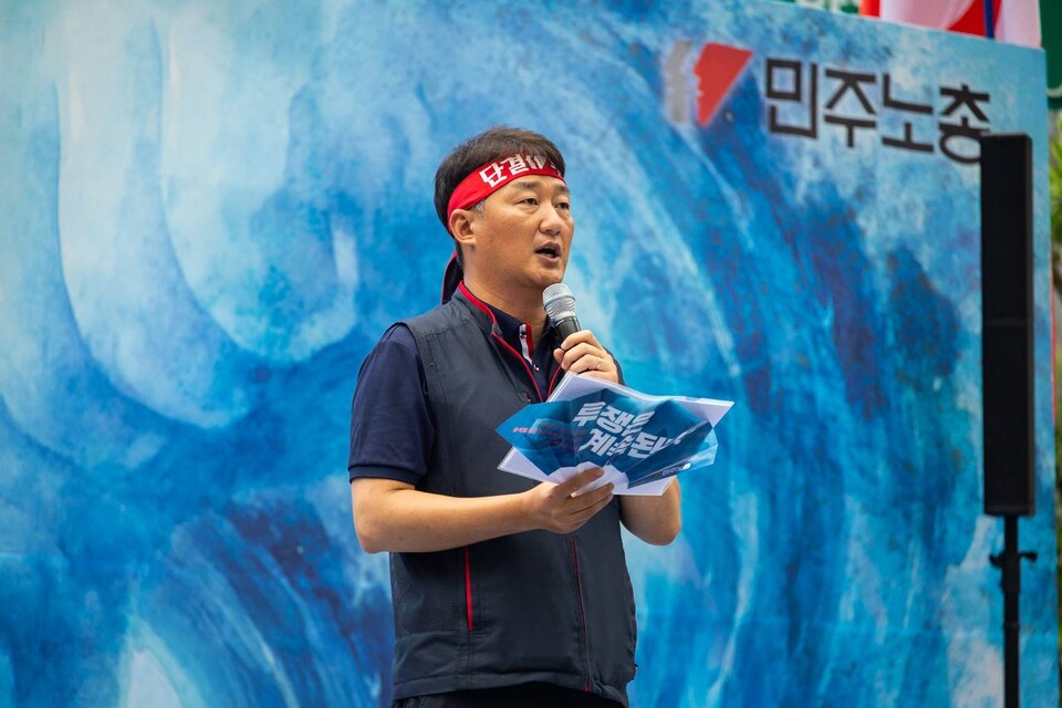 민주노총이 19일 서울 을지로입구역 2번출구 인근에서 대규모 집회를 열고 사회대개혁을 통한 새로운 세상 쟁취를 촉구했다. ‘광장의 힘으로 새로운 세상 쟁취! 2025 민주노총 총파업・총력투쟁 대행진’에는 조합원 2만여 명이 참여했다. 대회를 마친 조합원들은 세종호텔 고공농성장과 SK서린빌딩 등 두 갈래로 도심행진을 진행했다. 양경수 민주노총 위원장이 발언하고 있다. 사진=송승현