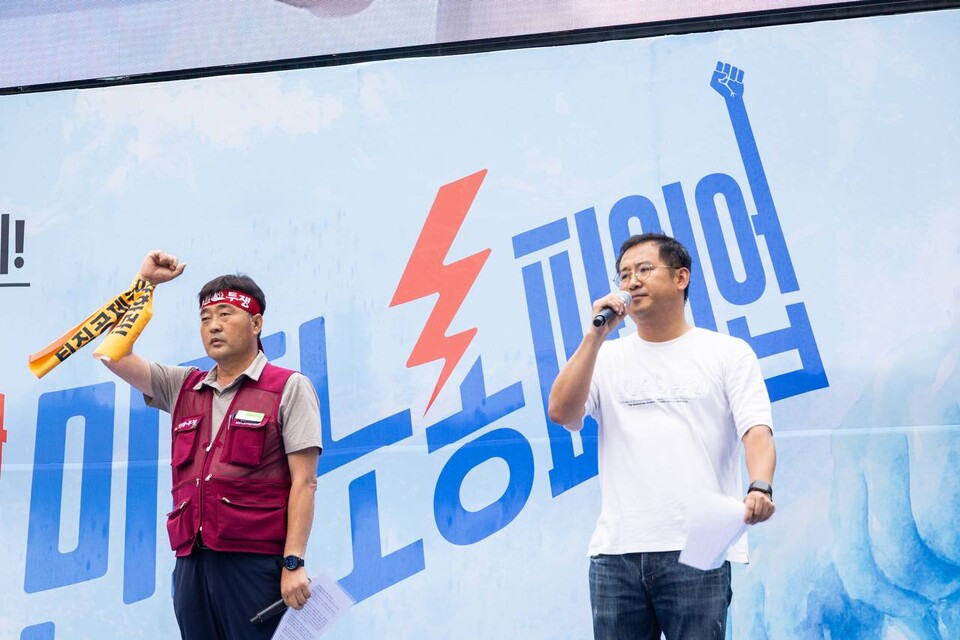 민주노총이 19일 서울 을지로입구역 2번출구 인근에서 대규모 집회를 열고 사회대개혁을 통한 새로운 세상 쟁취를 촉구했다. ‘광장의 힘으로 새로운 세상 쟁취! 2025 민주노총 총파업・총력투쟁 대행진’에는 조합원 2만여 명이 참여했다. 대회를 마친 조합원들은 세종호텔 고공농성장과 SK서린빌딩 등 두 갈래로 도심행진을 진행했다. 현장발언을 위해 무대에 오른 이주안 건설산업연맹 플랜트건설노조 위원장(사진 왼쪽)과 전준형 언론노조 YTN지부장. 사진=송승현