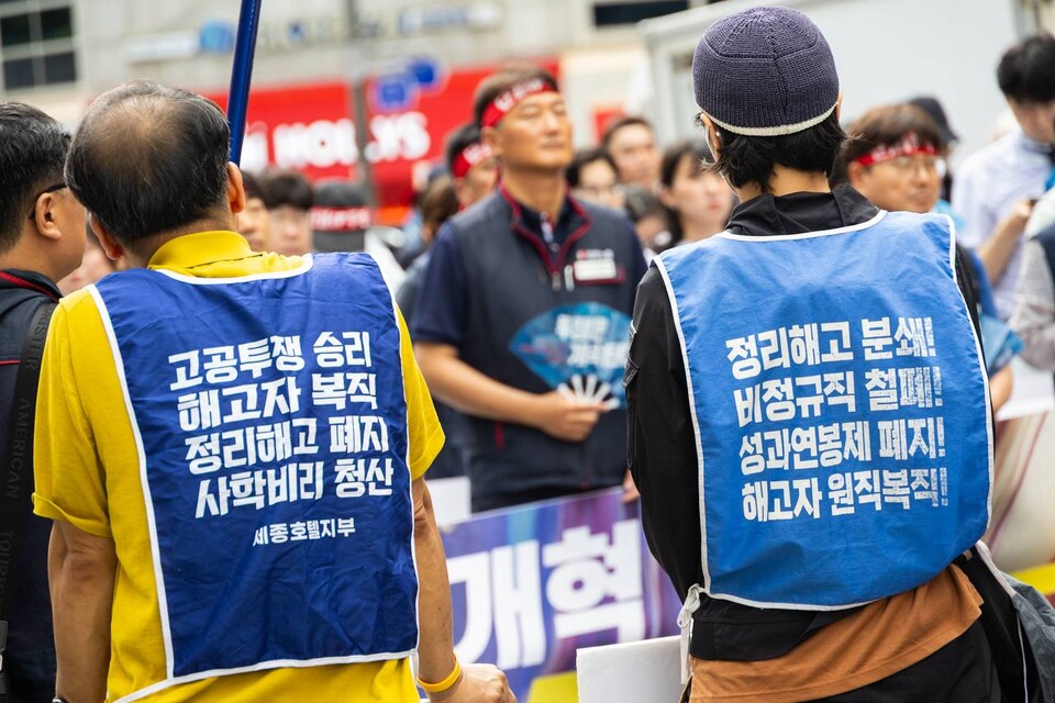 민주노총이 19일 서울 을지로입구역 2번출구 인근에서 대규모 집회를 열고 사회대개혁을 통한 새로운 세상 쟁취를 촉구했다. ‘광장의 힘으로 새로운 세상 쟁취! 2025 민주노총 총파업・총력투쟁 대행진’에는 조합원 2만여 명이 참여했다. 대회를 마친 조합원들은 세종호텔 고공농성장과 SK서린빌딩 등 두 갈래로 도심행진을 진행했다. 사진=송승현