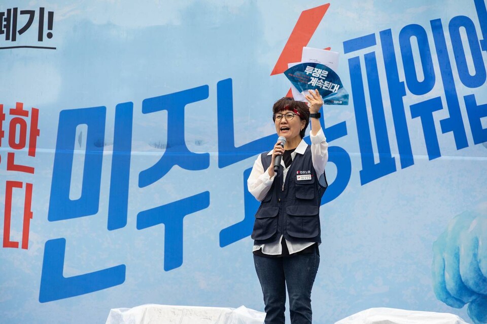 민주노총이 19일 서울 을지로입구역 2번출구 인근에서 대규모 집회를 열고 사회대개혁을 통한 새로운 세상 쟁취를 촉구했다. ‘광장의 힘으로 새로운 세상 쟁취! 2025 민주노총 총파업・총력투쟁 대행진’에는 조합원 2만여 명이 참여했다. 대회를 마친 조합원들은 세종호텔 고공농성장과 SK서린빌딩 등 두 갈래로 도심행진을 진행했다. 사진=송승현