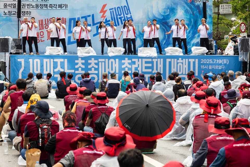 민주노총이 19일 서울 을지로입구역 2번출구 인근에서 대규모 집회를 열고 사회대개혁을 통한 새로운 세상 쟁취를 촉구했다. ‘광장의 힘으로 새로운 세상 쟁취! 2025 민주노총 총파업・총력투쟁 대행진’에는 조합원 2만여 명이 참여했다. 대회를 마친 조합원들은 세종호텔 고공농성장과 SK서린빌딩 등 두 갈래로 도심행진을 진행했다. 사진=송승현