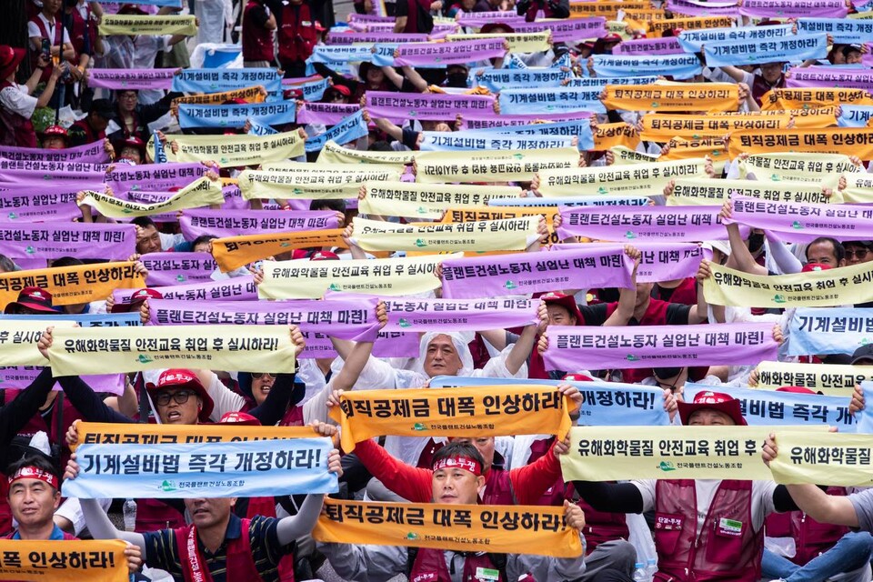 민주노총이 19일 서울 을지로입구역 2번출구 인근에서 대규모 집회를 열고 사회대개혁을 통한 새로운 세상 쟁취를 촉구했다. ‘광장의 힘으로 새로운 세상 쟁취! 2025 민주노총 총파업・총력투쟁 대행진’에는 조합원 2만여 명이 참여했다. 대회를 마친 조합원들은 세종호텔 고공농성장과 SK서린빌딩 등 두 갈래로 도심행진을 진행했다. 사진=송승현