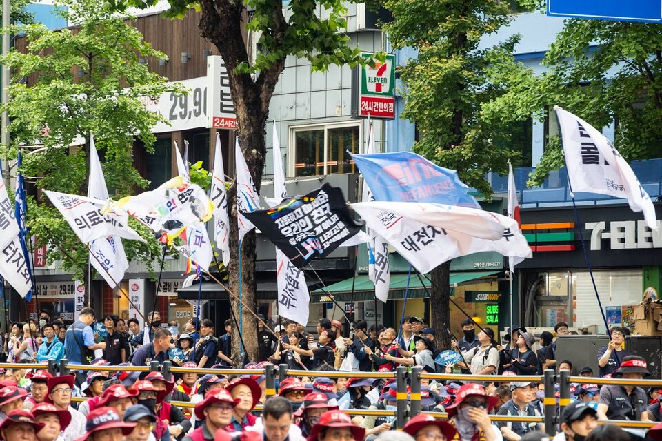 민주노총이 19일 서울 을지로입구역 2번출구 인근에서 대규모 집회를 열고 사회대개혁을 통한 새로운 세상 쟁취를 촉구했다. ‘광장의 힘으로 새로운 세상 쟁취! 2025 민주노총 총파업・총력투쟁 대행진’에는 조합원 2만여 명이 참여했다. 대회를 마친 조합원들은 세종호텔 고공농성장과 SK서린빌딩 등 두 갈래로 도심행진을 진행했다. 사진=송승현
