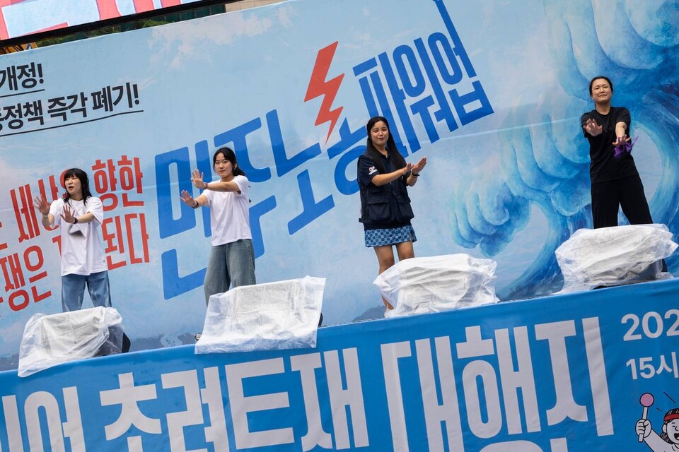 민주노총이 19일 서울 을지로입구역 2번출구 인근에서 대규모 집회를 열고 사회대개혁을 통한 새로운 세상 쟁취를 촉구했다. ‘광장의 힘으로 새로운 세상 쟁취! 2025 민주노총 총파업・총력투쟁 대행진’에는 조합원 2만여 명이 참여했다. 대회를 마친 조합원들은 세종호텔 고공농성장과 SK서린빌딩 등 두 갈래로 도심행진을 진행했다. 사진=송승현