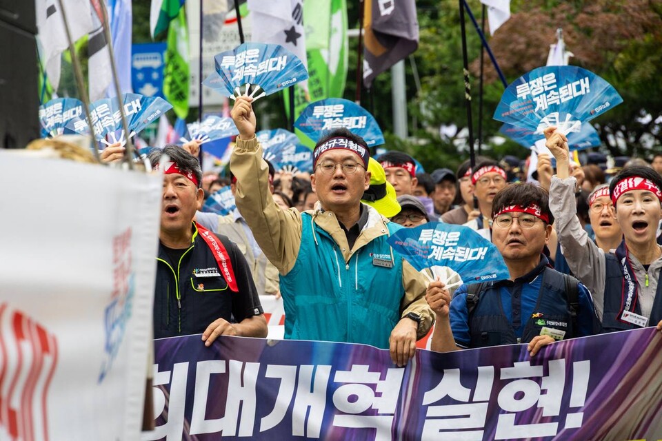 민주노총이 19일 서울 을지로입구역 2번출구 인근에서 대규모 집회를 열고 사회대개혁을 통한 새로운 세상 쟁취를 촉구했다. ‘광장의 힘으로 새로운 세상 쟁취! 2025 민주노총 총파업・총력투쟁 대행진’에는 조합원 2만여 명이 참여했다. 대회를 마친 조합원들은 세종호텔 고공농성장과 SK서린빌딩 등 두 갈래로 도심행진을 진행했다. 사진=송승현
