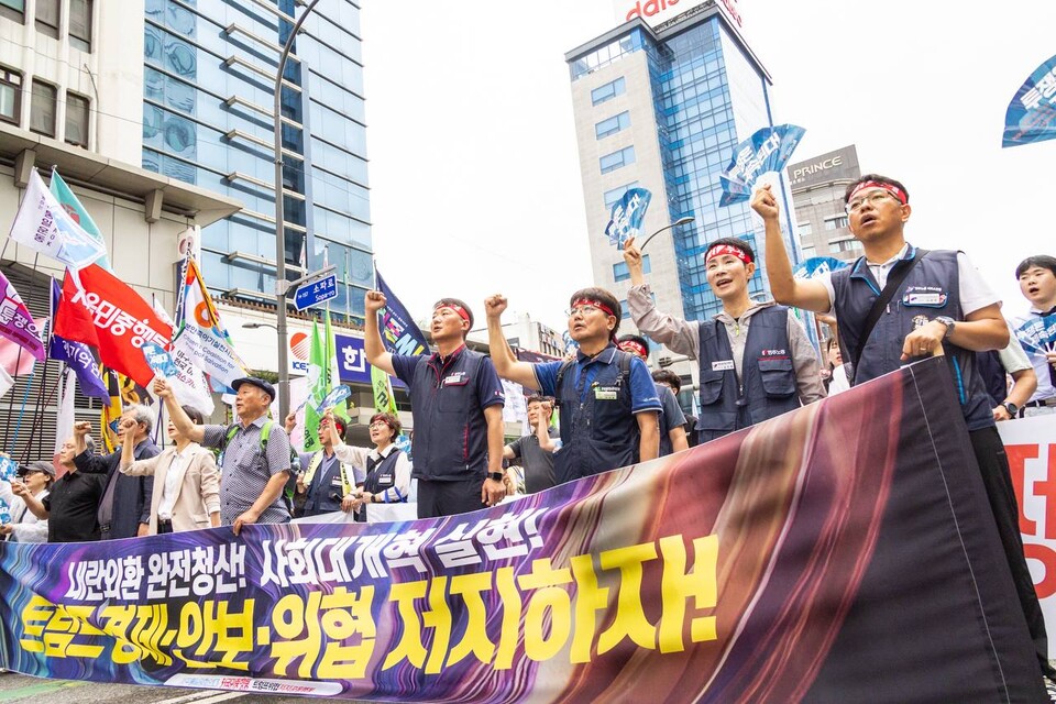 민주노총이 19일 서울 을지로입구역 2번출구 인근에서 대규모 집회를 열고 사회대개혁을 통한 새로운 세상 쟁취를 촉구했다. ‘광장의 힘으로 새로운 세상 쟁취! 2025 민주노총 총파업・총력투쟁 대행진’에는 조합원 2만여 명이 참여했다. 대회를 마친 조합원들은 세종호텔 고공농성장과 SK서린빌딩 등 두 갈래로 도심행진을 진행했다. 사진=송승현