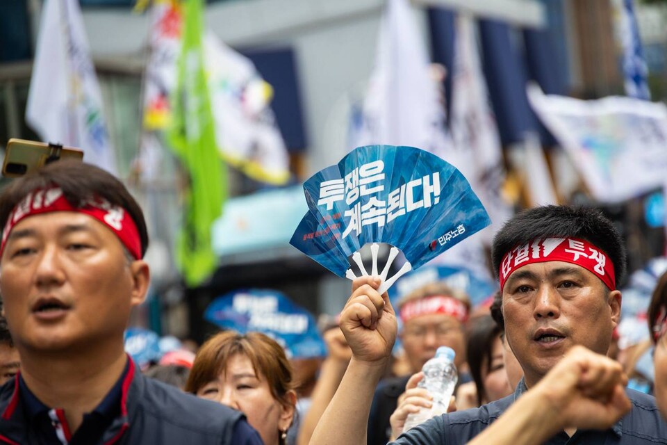 민주노총이 19일 서울 을지로입구역 2번출구 인근에서 대규모 집회를 열고 사회대개혁을 통한 새로운 세상 쟁취를 촉구했다. ‘광장의 힘으로 새로운 세상 쟁취! 2025 민주노총 총파업・총력투쟁 대행진’에는 조합원 2만여 명이 참여했다. 대회를 마친 조합원들은 세종호텔 고공농성장과 SK서린빌딩 등 두 갈래로 도심행진을 진행했다. 사진=송승현