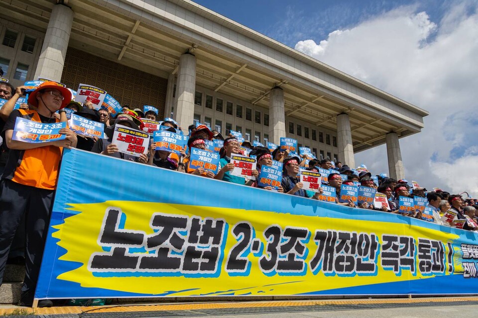 민주노총은 21일 오전 11시 서울 여의도 국회 본청 앞 계단에서 노조법2.3조개정운동본부와 함께 기자회견을 열고 노조법 2.3조 개정안 즉각 통과를 촉구하며 국회 앞 농성에 돌입할 것을 선포했다. 개정안이 국회 본회의를 통과할 때까지다. 사진=송승현