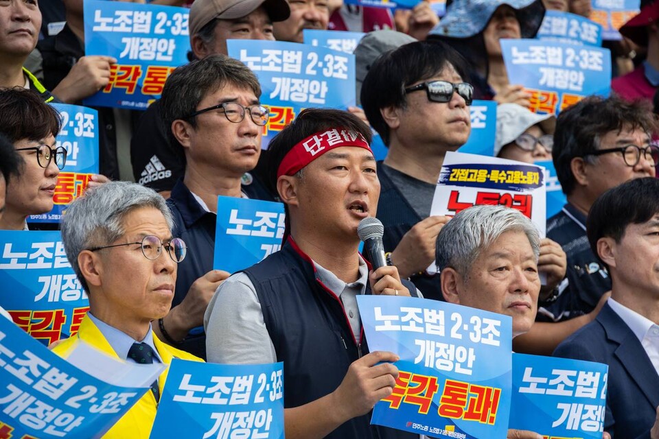 민주노총은 21일 오전 11시 서울 여의도 국회 본청 앞 계단에서 노조법2.3조개정운동본부와 함께 기자회견을 열고 노조법 2.3조 개정안 즉각 통과를 촉구하며 국회 앞 농성에 돌입할 것을 선포했다. 개정안이 국회 본회의를 통과할 때까지다. 사진=송승현