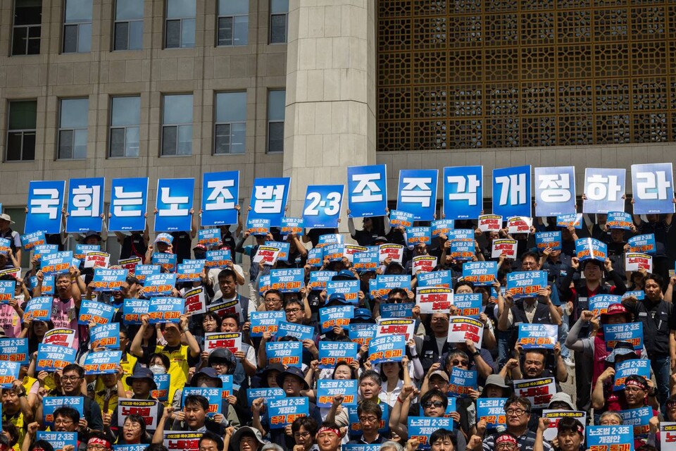 민주노총은 21일 오전 11시 서울 여의도 국회 본청 앞 계단에서 노조법2.3조개정운동본부와 함께 기자회견을 열고 노조법 2.3조 개정안 즉각 통과를 촉구하며 국회 앞 농성에 돌입할 것을 선포했다. 개정안이 국회 본회의를 통과할 때까지다. 사진=송승현