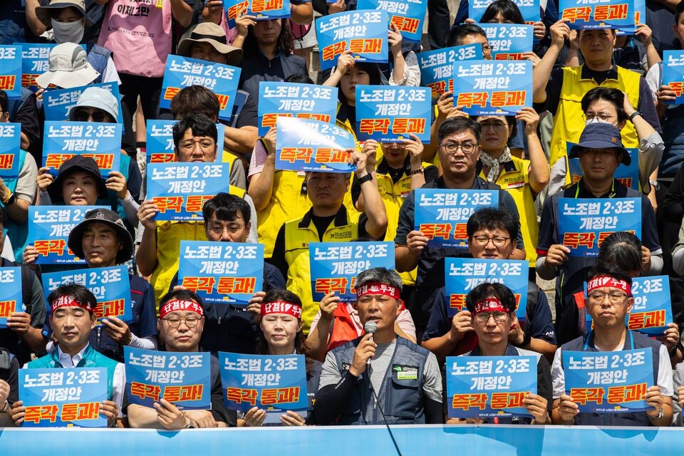 민주노총은 21일 오전 11시 서울 여의도 국회 본청 앞 계단에서 노조법2.3조개정운동본부와 함께 기자회견을 열고 노조법 2.3조 개정안 즉각 통과를 촉구하며 국회 앞 농성에 돌입할 것을 선포했다. 개정안이 국회 본회의를 통과할 때까지다. 사진=송승현