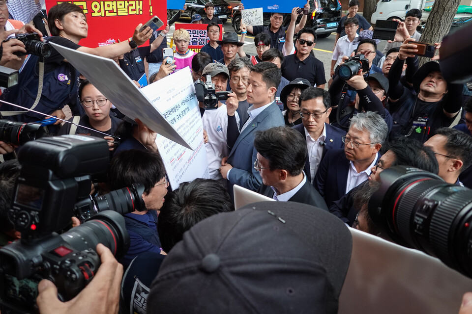민주노총이 22일 오후 4시30분 서울 중구 민주노총을 방문한 김민석 국무총리에게 국정과제에 대한 제안을 하고 이야기를 나누는 자리를 마련했다. 사진=민주노총