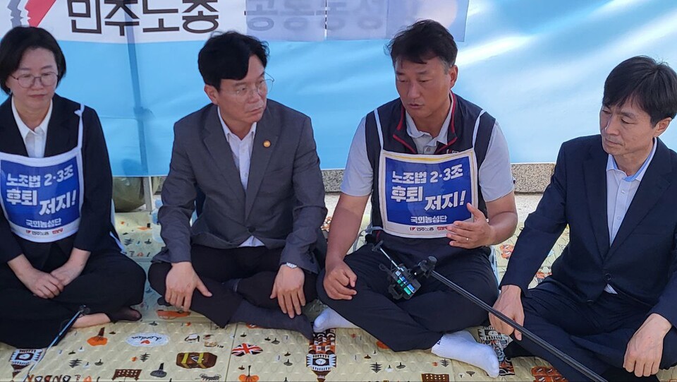 김영훈 고용노동부 장관이 25일 서울 영등포구 여의도 국회 앞 민주노총이 꾸린 노조법 2·3조 농성장을 방문해 “후퇴 없이 신속 통과되도록 정부 역할 다할 것”이라고 말했다. 사진=민주노총