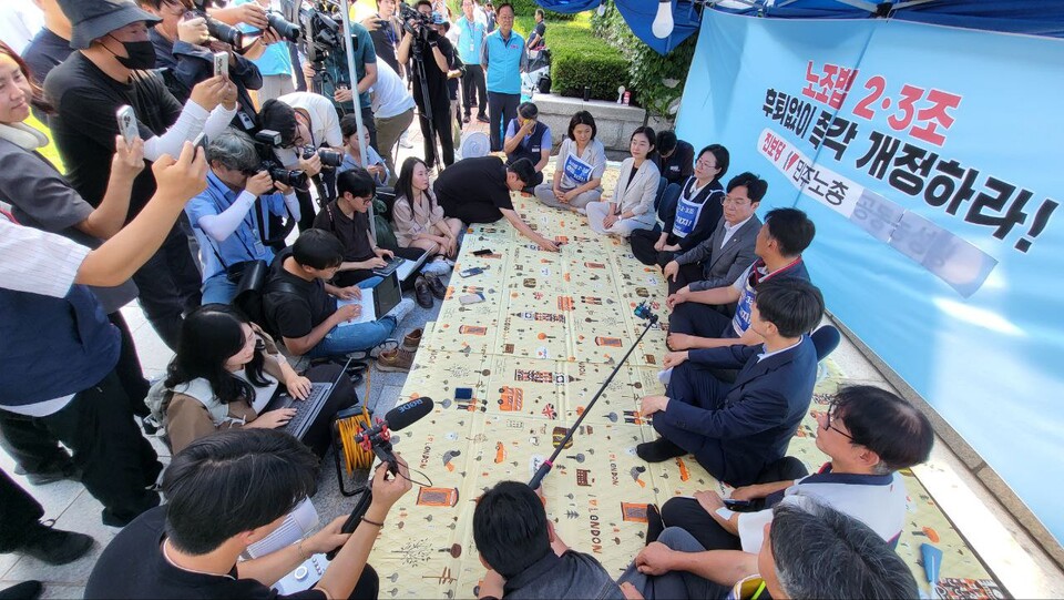 김영훈 고용노동부 장관이 25일 서울 영등포구 여의도 국회 앞 민주노총이 꾸린 노조법 2·3조 농성장을 방문해 “후퇴 없이 신속 통과되도록 정부 역할 다할 것”이라고 말했다. 사진=민주노총