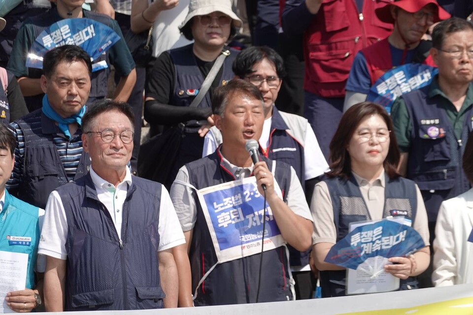 국회 환경노동위원회 법안소위에서 노조법 2·3조 개정안을 심의하는 28일 오전 10시 민주노총과 한국노총, 노조법2·3조개정운동본부와 진보정당 대표단, 국회의원 등 300여 명이 서울 여의도 국회 본청 계단 앞에 모여 노조법 2·3조 개정의 핵심 내용이 훼손되는 것을 막기 위한 총력 대응에 나섰다. 양경수 민주노총 위원장이 발언하고 있다. 사진=민주노총