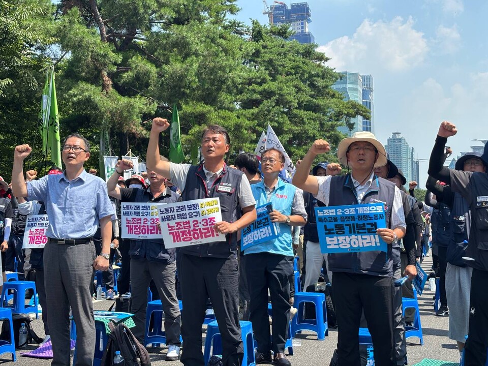 민주노총이 국회 본청 앞 농성과 결의대회 기자회견 등 투쟁을 이어간 가운데 노조법 2・3조 개정안이 28일 국회 환경노동위원회 전체회의를 통과했다. 국회 환노위가 진행되던 28일 민주노총이 서울 여의도 국회 인근에서 긴급 결의대회를 열고 노조법 2·3조 개정과 즉각 시행을 촉구했다. 사진=민주노총