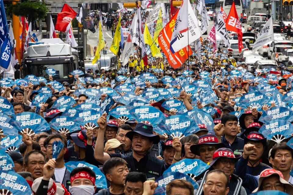 민주노총이 19일 서울 을지로입구역 2번출구 인근에서 대규모 집회를 열고 사회대개혁을 통한 새로운 세상 쟁취를 촉구했다. ‘광장의 힘으로 새로운 세상 쟁취! 2025 민주노총 총파업・총력투쟁 대행진’에는 조합원 2만여 명이 참여했다. 대회를 마친 조합원들은 세종호텔 고공농성장과 SK서린빌딩 등 두 갈래로 도심행진을 진행했다. 사진=송승현