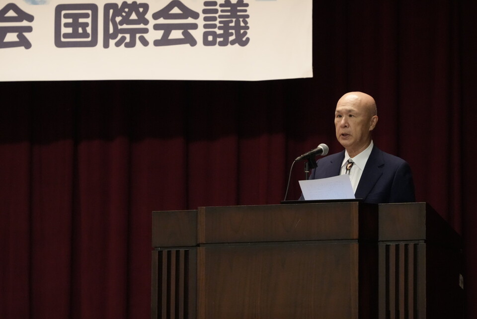 민주노총이 8월 3일부터 9일까지 일본 히로시마와 나가사키에서 열리는 ‘2025 원수폭금지 세계대회’에 참석한다. 대회 첫날인 3일 세계 각국의 활동가들과 피폭 피해자들이 참석한 국제 회의가 진행됐다. 개회사를 하는 노구치 쿠니가즈 세계대회실행위원회 운영위 공동대표. 사진=민주노총