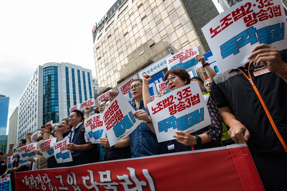 민주노총이 4일 노조법2・3조개정운동본부와 함께 전국 국민의힘 당사 앞에서 노조법 개정안 통과를 방해하는 국민의힘 규탄에 나섰다. 오전 11시 서울 여의도에 위치한 국민의힘 중앙당사 앞 기자회견을 시작으로 오후 1시 각 광역시도당사 앞에서 민주노총 지역본부 주관 기자회견이 진행됐다. 사진=송승현