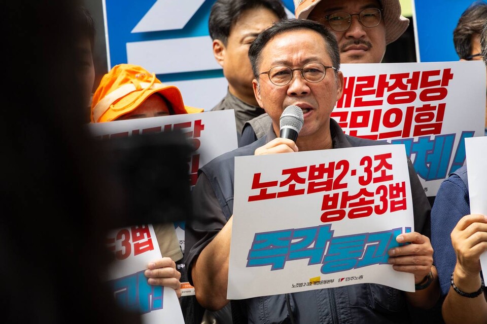 민주노총이 4일 노조법2・3조개정운동본부와 함께 전국 국민의힘 당사 앞에서 노조법 개정안 통과를 방해하는 국민의힘 규탄에 나섰다. 오전 11시 서울 여의도에 위치한 국민의힘 중앙당사 앞 기자회견을 시작으로 오후 1시 각 광역시도당사 앞에서 민주노총 지역본부 주관 기자회견이 진행됐다. 사진=송승현