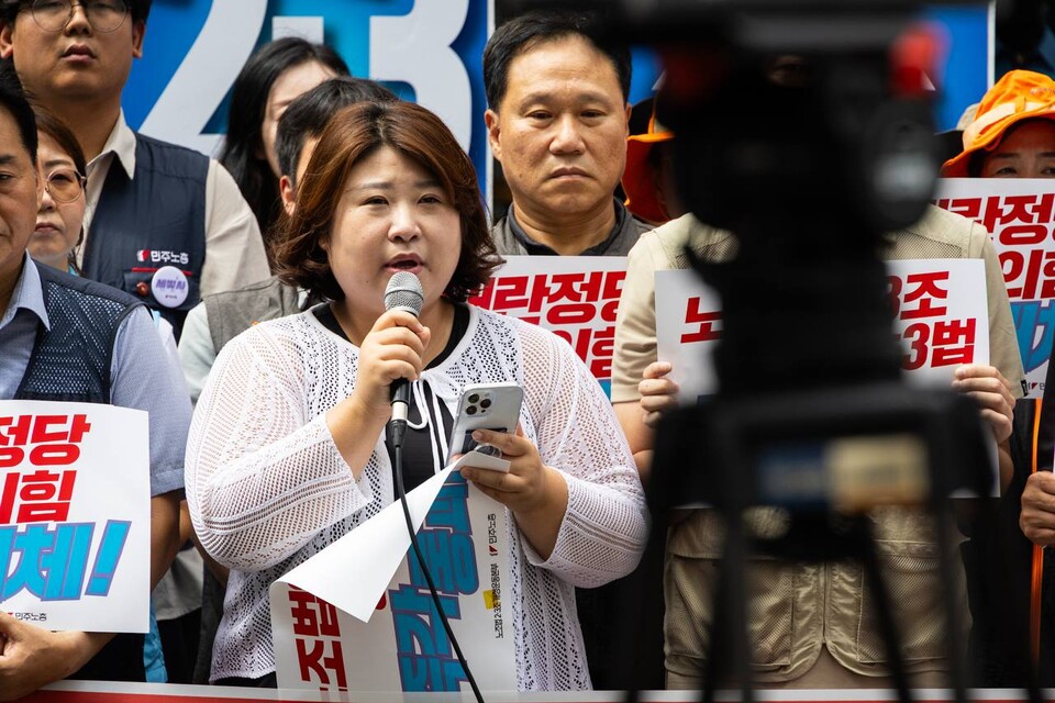 민주노총이 4일 노조법2・3조개정운동본부와 함께 전국 국민의힘 당사 앞에서 노조법 개정안 통과를 방해하는 국민의힘 규탄에 나섰다. 오전 11시 서울 여의도에 위치한 국민의힘 중앙당사 앞 기자회견을 시작으로 오후 1시 각 광역시도당사 앞에서 민주노총 지역본부 주관 기자회견이 진행됐다. 사진=송승현