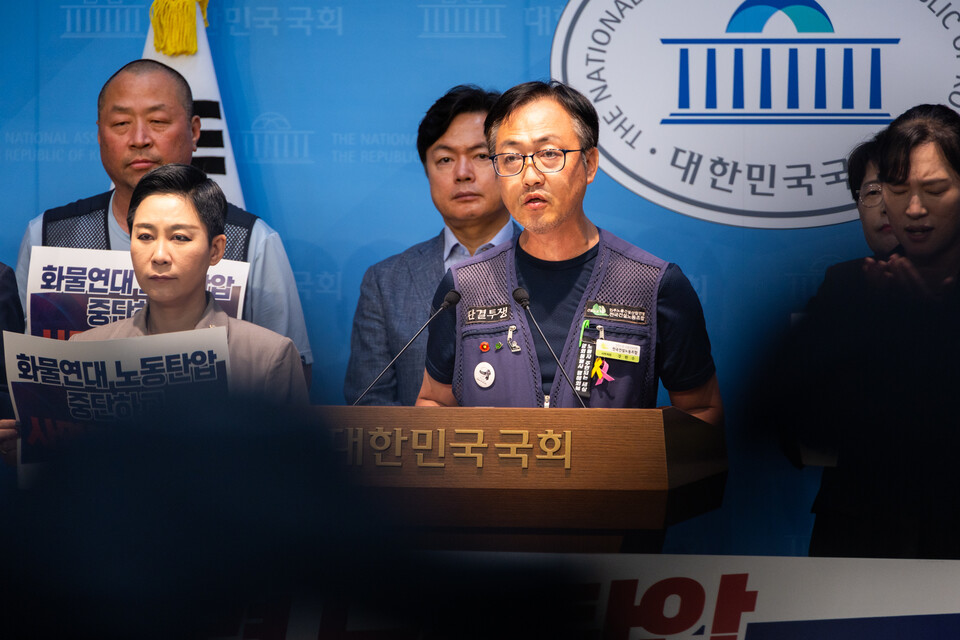 민주노총이 이재명정부를 향해 건설노조와 화물연대본부 등 윤석열정권 시기 노동조합 탄압으로 사법처리된 노동자의 사면복권을 촉구했다. 민주노총은 더불어민주당과 조국혁신당, 진보당, 사회민주당, 기본소득당과 함께 7일 오전 11시 서울 여의도 국회 소통관에서 기자회견을 열고 이처럼 요구했다. 사진=송승현