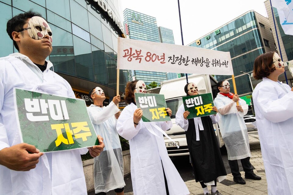 민주노총 26기 중통대 대원들이 9일 오후 6시경 대전 서구 은하수네거리에서 피켓과 조형물, 구호송 등을 활용해 시민들에게 투쟁의 취지를 알리고 있다. 사진=민주노총 26기 중앙통일선봉대