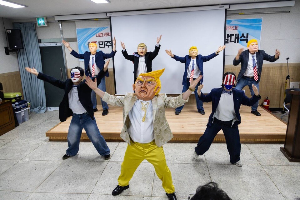 민주노총 26기 중통대가 9일 오후 7시 대전 대덕구 대화동 민주노총 대전본부 대강당에서 6박7일간의 전국 순회투쟁을 알리는 출범식을 열었다. 극단 가자의 문예공연. 사진=민주노총 26기 중앙통일선봉대