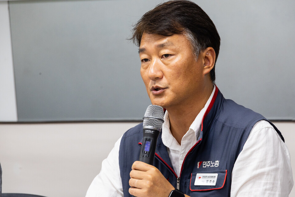 김영훈 고용노동부 장관이 12일 오후 5시경 서울시 중구 민주노총을 찾아 양경수 민주노총을 비롯한 가맹조직 대표자들과 간담회를 진행했다. 이에 앞서 1층에서 김영훈 장관을 기다린 투쟁사업장 조합원들의 요구사항을 수렴했다. 사진=송승현