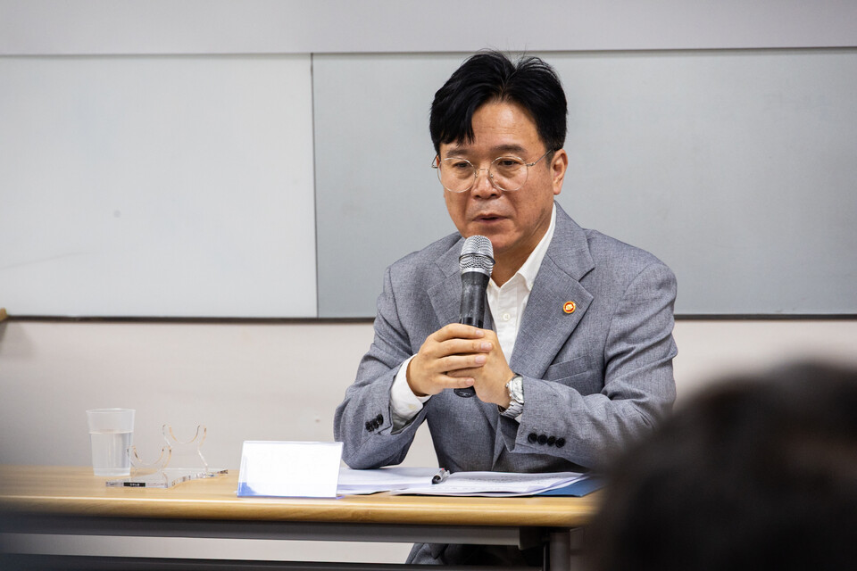 김영훈 고용노동부 장관이 12일 오후 5시경 서울시 중구 민주노총을 찾아 양경수 민주노총을 비롯한 가맹조직 대표자들과 간담회를 진행했다. 이에 앞서 1층에서 김영훈 장관을 기다린 투쟁사업장 조합원들의 요구사항을 수렴했다. 사진=송승현