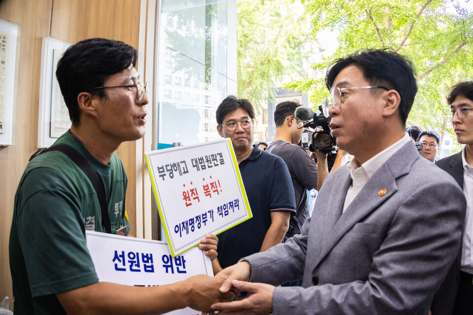 김영훈 고용노동부 장관이 12일 오후 5시경 서울시 중구 민주노총을 찾아 양경수 민주노총을 비롯한 가맹조직 대표자들과 간담회를 진행했다. 이에 앞서 1층에서 김영훈 장관을 기다린 투쟁사업장 조합원들의 요구사항을 수렴했다. 사진=송승현