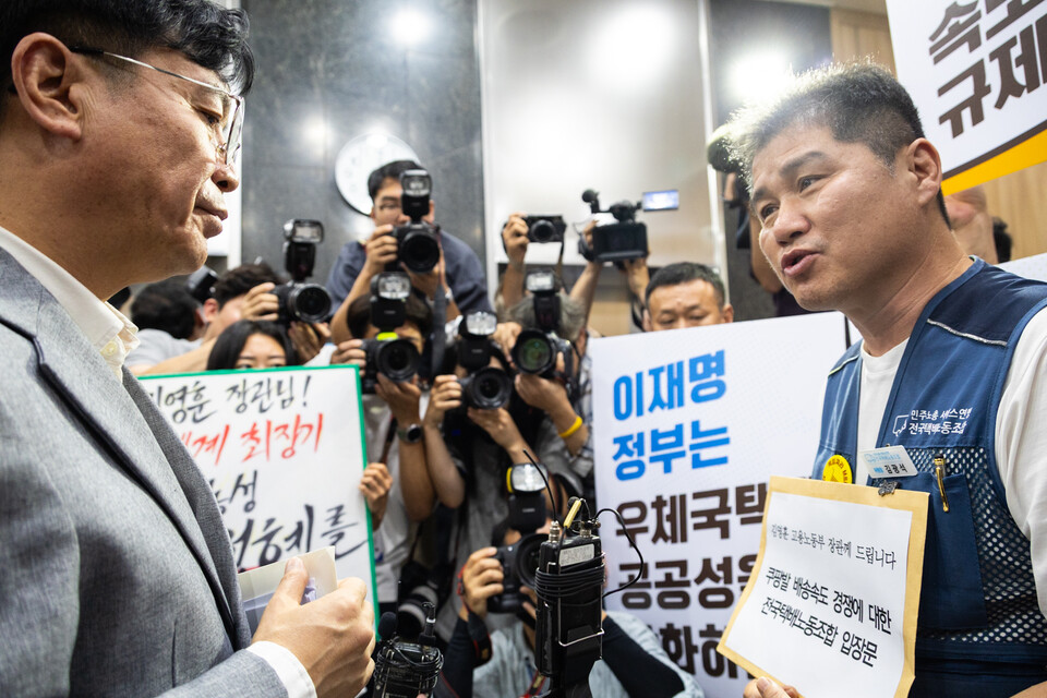 김영훈 고용노동부 장관이 12일 오후 5시경 서울시 중구 민주노총을 찾아 양경수 민주노총을 비롯한 가맹조직 대표자들과 간담회를 진행했다. 이에 앞서 1층에서 김영훈 장관을 기다린 투쟁사업장 조합원들의 요구사항을 수렴했다. 사진=송승현