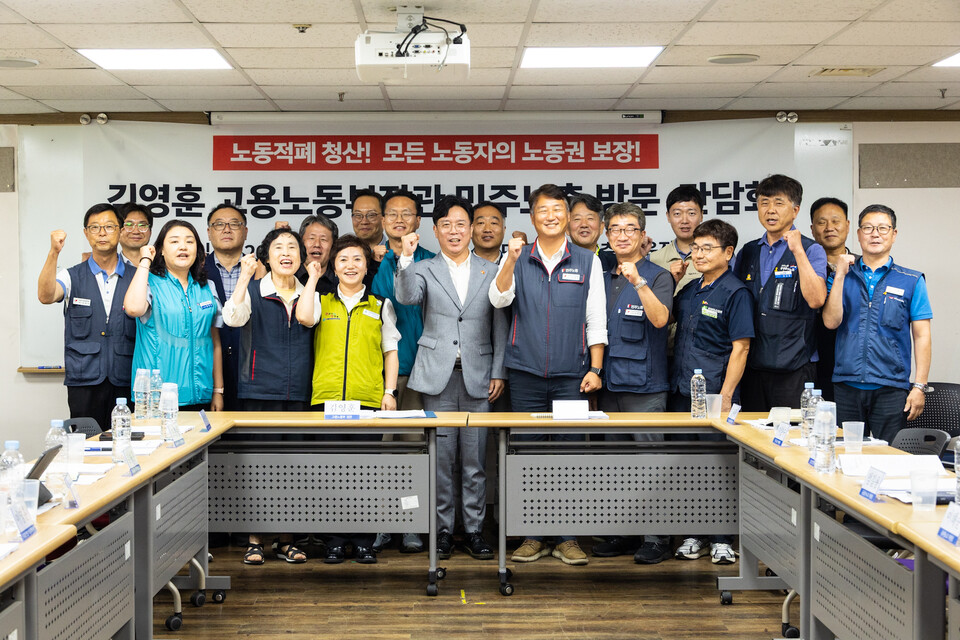 김영훈 고용노동부 장관이 12일 오후 5시경 서울시 중구 민주노총을 찾아 양경수 민주노총을 비롯한 가맹조직 대표자들과 간담회를 진행했다. 이에 앞서 1층에서 김영훈 장관을 기다린 투쟁사업장 조합원들의 요구사항을 수렴했다. 사진=송승현