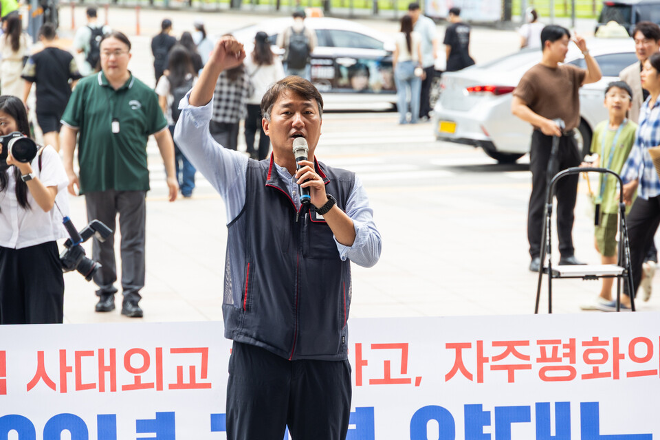 민주노총과 한국노총이 광복 80년을 맞아 15일 오전 9시30분 서울 용산구 용산역 광장에서 공동 결의대회를 열어 굴욕적 사대외교를 청산하고 자주·평화 실현을 위해 앞장설 것을 결의했다. 대회에는 양대노총 중통대원 500여 명이 참석했다. 사진=송승현
