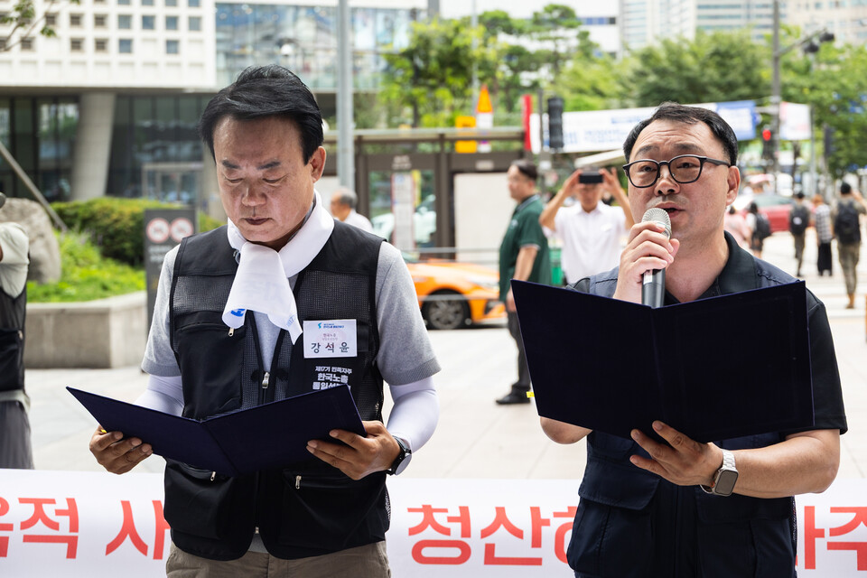 민주노총과 한국노총이 광복 80년을 맞아 15일 오전 9시30분 서울 용산구 용산역 광장에서 공동 결의대회를 열어 굴욕적 사대외교를 청산하고 자주·평화 실현을 위해 앞장설 것을 결의했다. 대회에는 양대노총 중통대원 500여 명이 참석했다. 사진=송승현