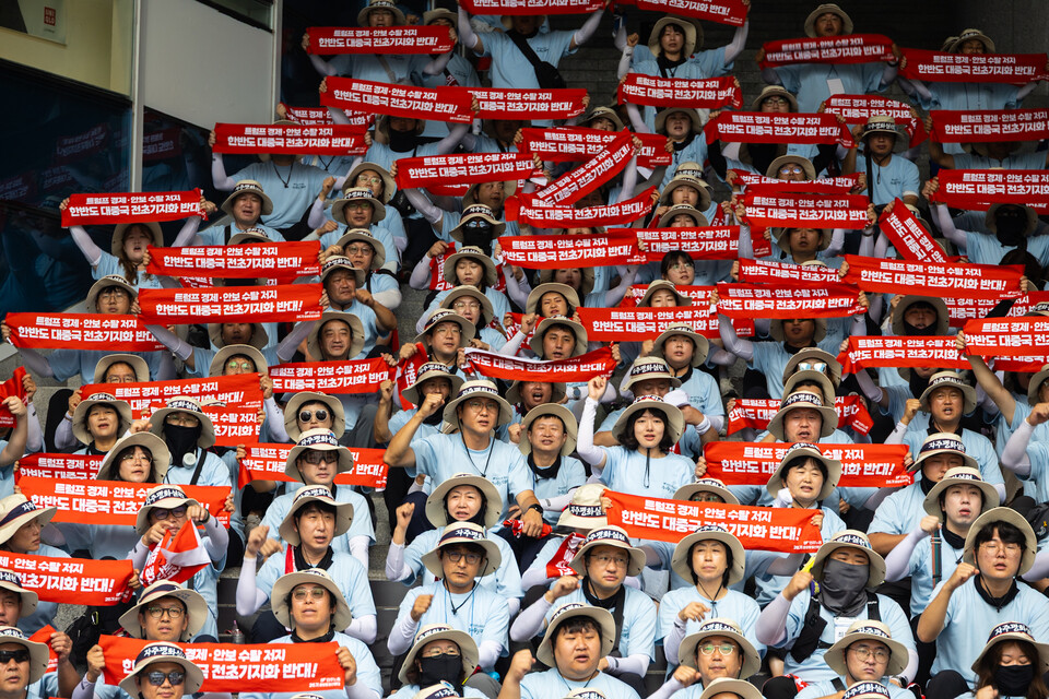 민주노총과 한국노총이 광복 80년을 맞아 15일 오전 9시30분 서울 용산구 용산역 광장에서 공동 결의대회를 열어 굴욕적 사대외교를 청산하고 자주·평화 실현을 위해 앞장설 것을 결의했다. 대회에는 양대노총 중통대원 500여 명이 참석했다. 사진=송승현