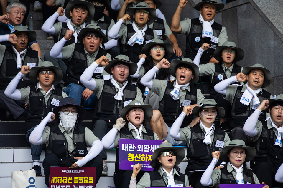 민주노총과 한국노총이 광복 80년을 맞아 15일 오전 9시30분 서울 용산구 용산역 광장에서 공동 결의대회를 열어 굴욕적 사대외교를 청산하고 자주·평화 실현을 위해 앞장설 것을 결의했다. 대회에는 양대노총 중통대원 500여 명이 참석했다. 사진=송승현