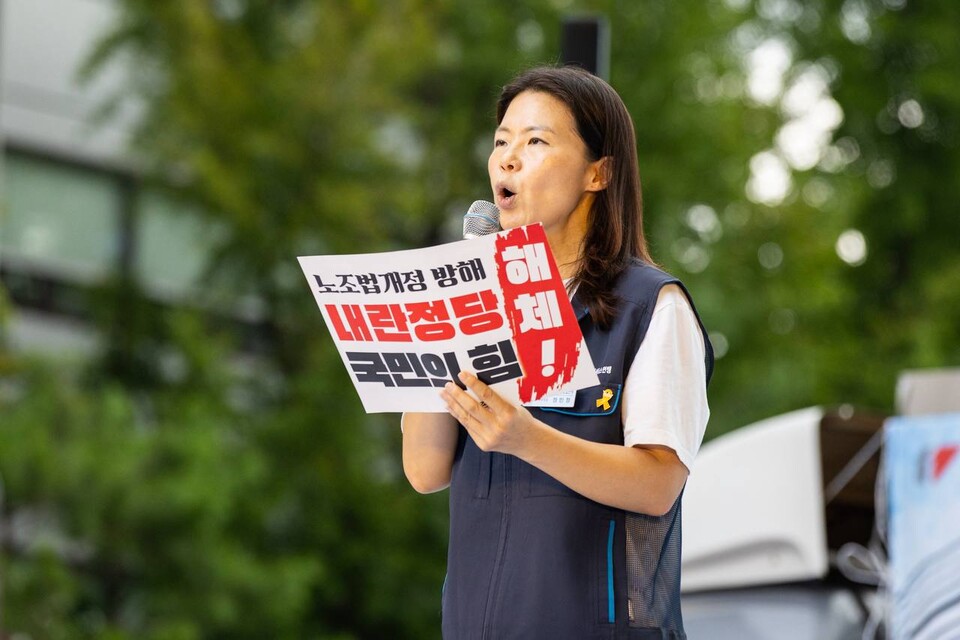 민주노총이 15일 오후 5시30분 서울 중구 숭례문 인근에서 ‘내란세력을 완전청산하고 미국의 경제-안보 수탈을 저지하자’는 기치로 8.15전국노동자대회를 열었다. 정민정 서비스연맹 사무처장. 사진=송승현