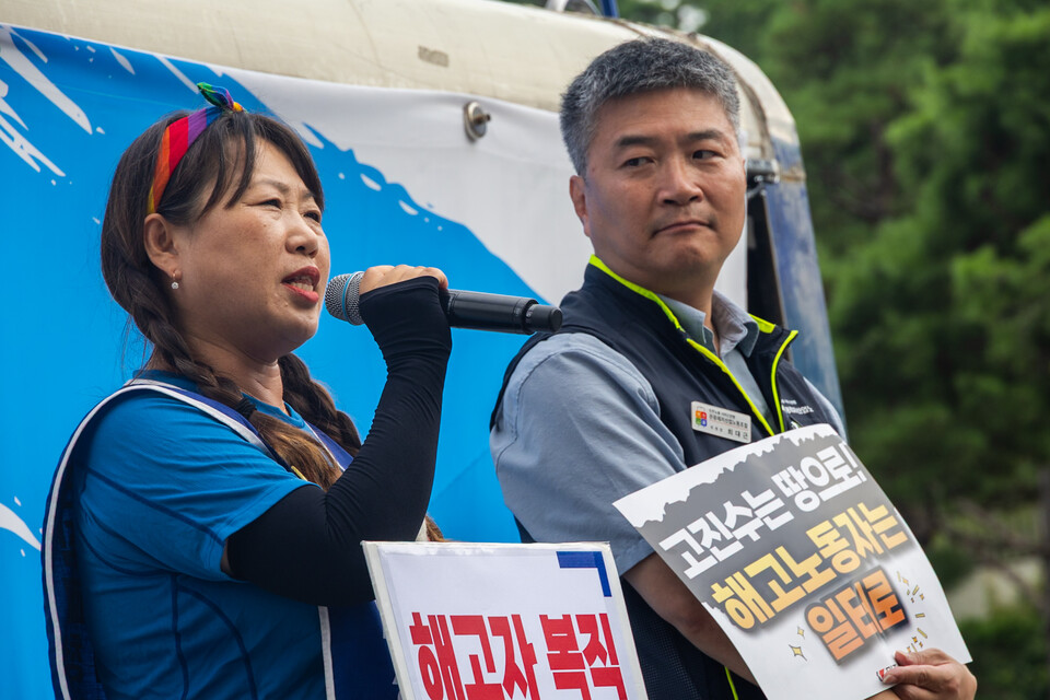 민주노총이 28일 오후 3시 서울 중구 명동 세종호텔 앞에서 고공농성 투쟁 승리 결의대회를 연 가운데 세종호텔 노동조합 대표단이 호텔 로비에서 농성을 벌여 2주 뒤 오세인 대표이사가 직접 나와 교섭하기로 약속을 받아냈다. 사진=송승현
