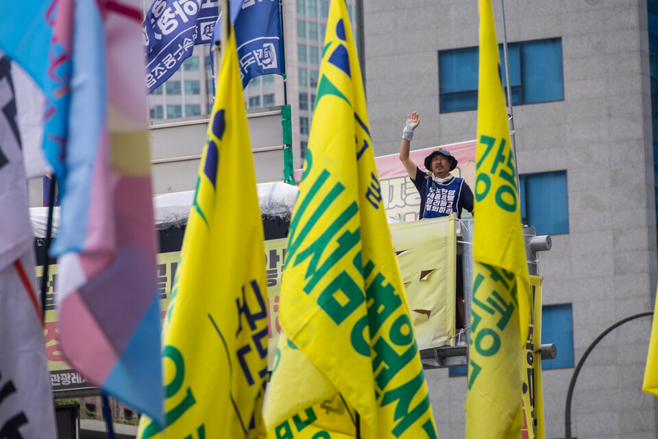 민주노총이 28일 오후 3시 서울 중구 명동 세종호텔 앞에서 고공농성 투쟁 승리 결의대회를 연 가운데 세종호텔 노동조합 대표단이 호텔 로비에서 농성을 벌여 2주 뒤 오세인 대표이사가 직접 나와 교섭하기로 약속을 받아냈다. 사진=송승현