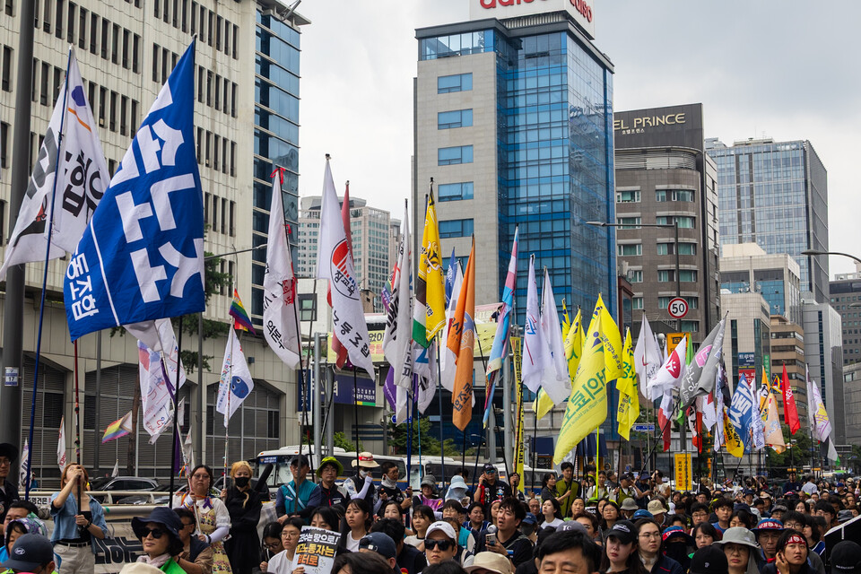 민주노총이 28일 오후 3시 서울 중구 명동 세종호텔 앞에서 고공농성 투쟁 승리 결의대회를 연 가운데 세종호텔 노동조합 대표단이 호텔 로비에서 농성을 벌여 2주 뒤 오세인 대표이사가 직접 나와 교섭하기로 약속을 받아냈다. 사진=송승현