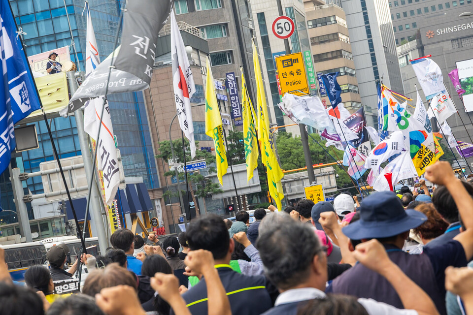 민주노총이 28일 오후 3시 서울 중구 명동 세종호텔 앞에서 고공농성 투쟁 승리 결의대회를 연 가운데 세종호텔 노동조합 대표단이 호텔 로비에서 농성을 벌여 2주 뒤 오세인 대표이사가 직접 나와 교섭하기로 약속을 받아냈다. 사진=송승현