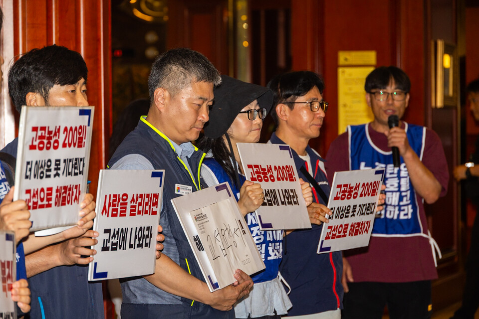 민주노총이 28일 오후 3시 서울 중구 명동 세종호텔 앞에서 고공농성 투쟁 승리 결의대회를 연 가운데 세종호텔 노동조합 대표단이 호텔 로비에서 농성을 벌여 2주 뒤 오세인 대표이사가 직접 나와 교섭하기로 약속을 받아냈다. 사진=송승현