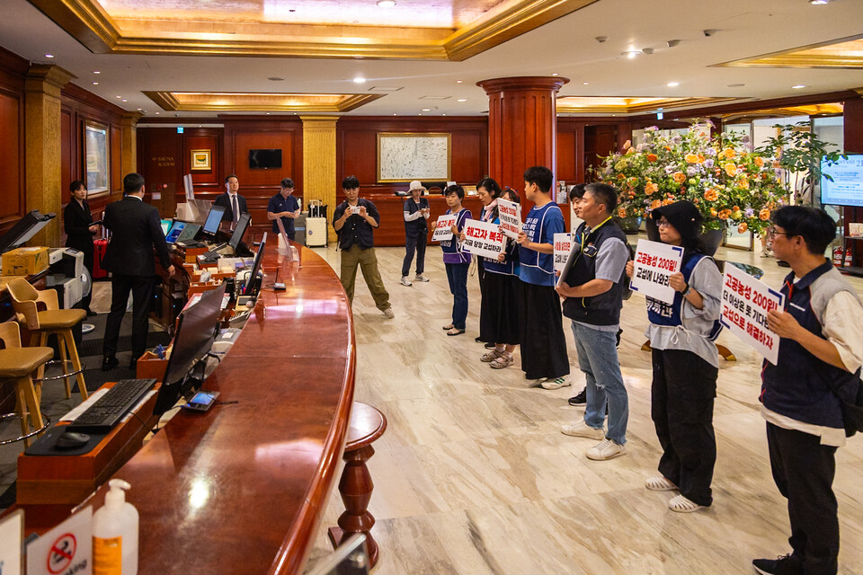 민주노총이 28일 오후 3시 서울 중구 명동 세종호텔 앞에서 고공농성 투쟁 승리 결의대회를 연 가운데 세종호텔 노동조합 대표단이 호텔 로비에서 농성을 벌여 2주 뒤 오세인 대표이사가 직접 나와 교섭하기로 약속을 받아냈다. 사진=송승현