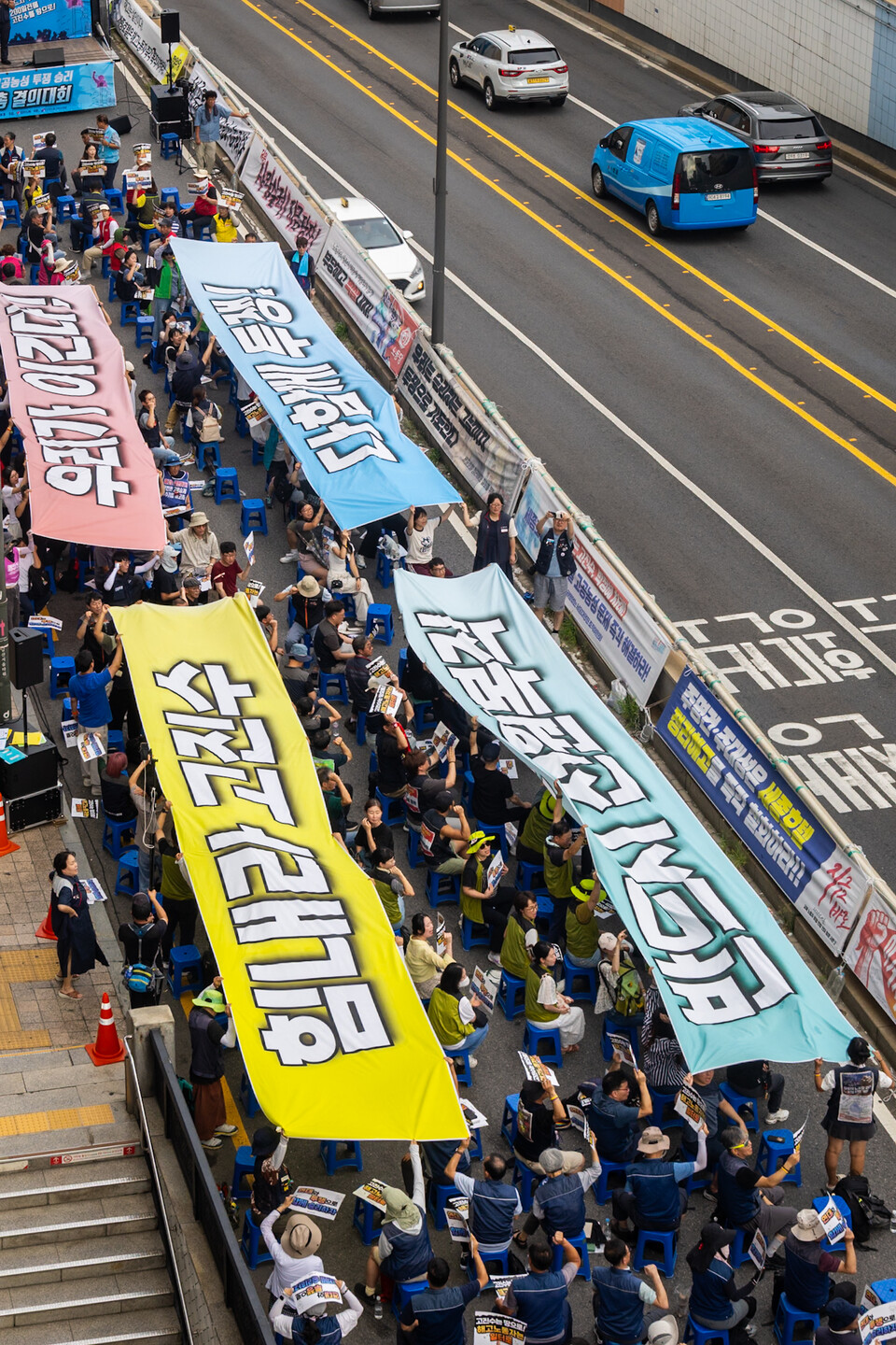 민주노총이 28일 오후 3시 서울 중구 명동 세종호텔 앞에서 고공농성 투쟁 승리 결의대회를 연 가운데 세종호텔 노동조합 대표단이 호텔 로비에서 농성을 벌여 2주 뒤 오세인 대표이사가 직접 나와 교섭하기로 약속을 받아냈다. 사진=송승현