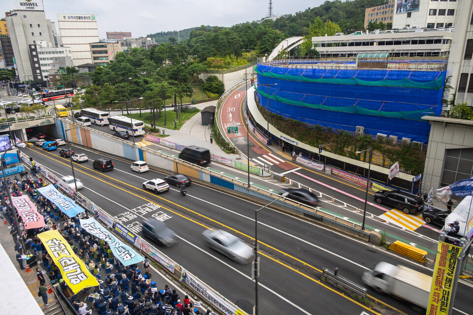 민주노총이 28일 오후 3시 서울 중구 명동 세종호텔 앞에서 고공농성 투쟁 승리 결의대회를 연 가운데 세종호텔 노동조합 대표단이 호텔 로비에서 농성을 벌여 2주 뒤 오세인 대표이사가 직접 나와 교섭하기로 약속을 받아냈다. 사진=송승현