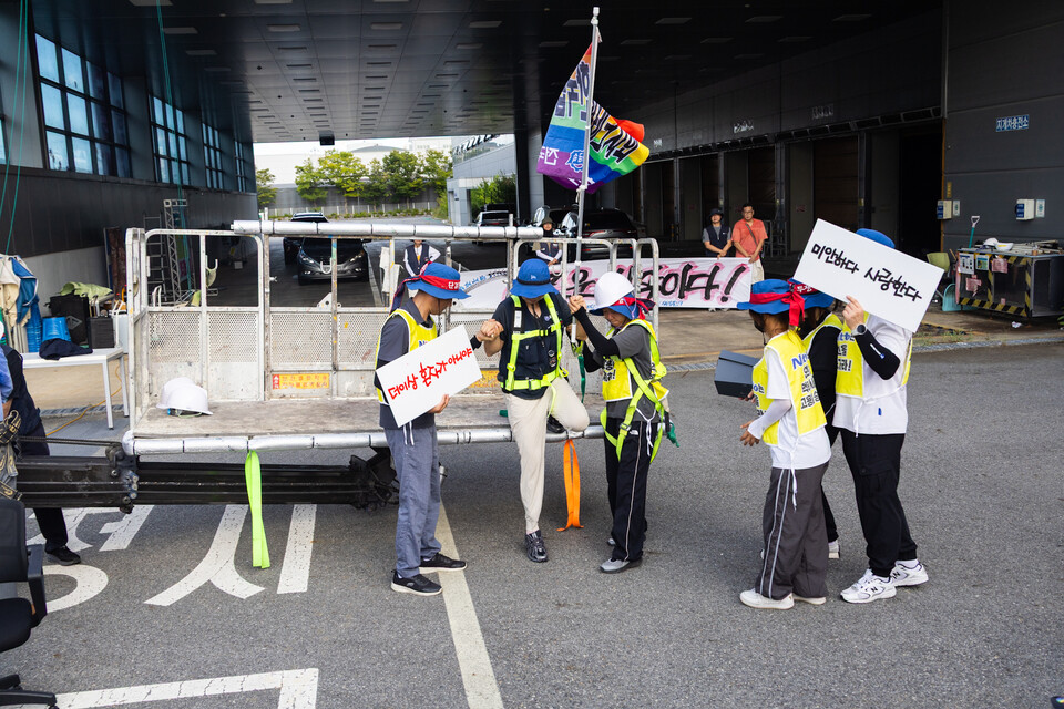 박정혜 금속노조 한국옵티칼하이테크지회 수석부지회장이 29일 오후 4시경 600일간 이어왔던 고공농성을 해제하고 땅을 밟았다. 사진=송승현