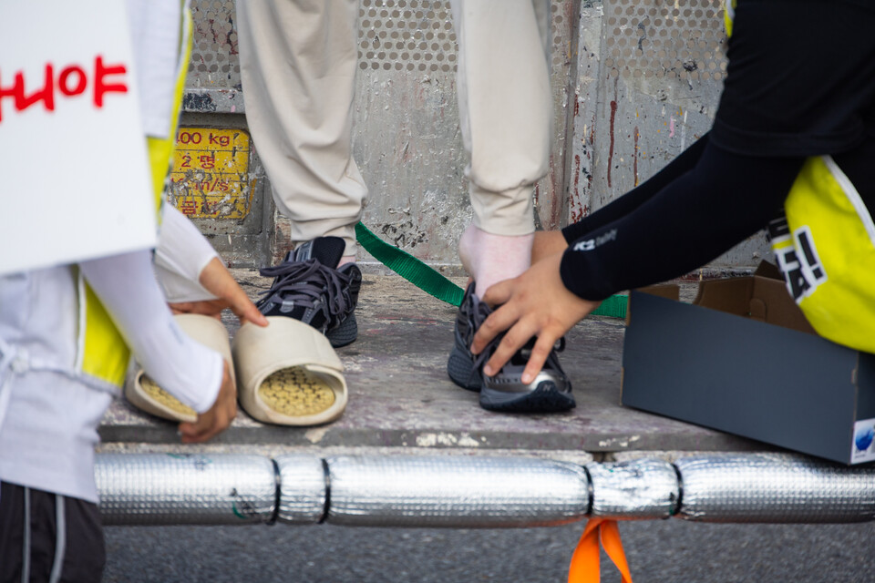 박정혜 금속노조 한국옵티칼하이테크지회 수석부지회장이 29일 오후 4시경 600일간 이어왔던 고공농성을 해제하고 땅을 밟았다. 사진=송승현