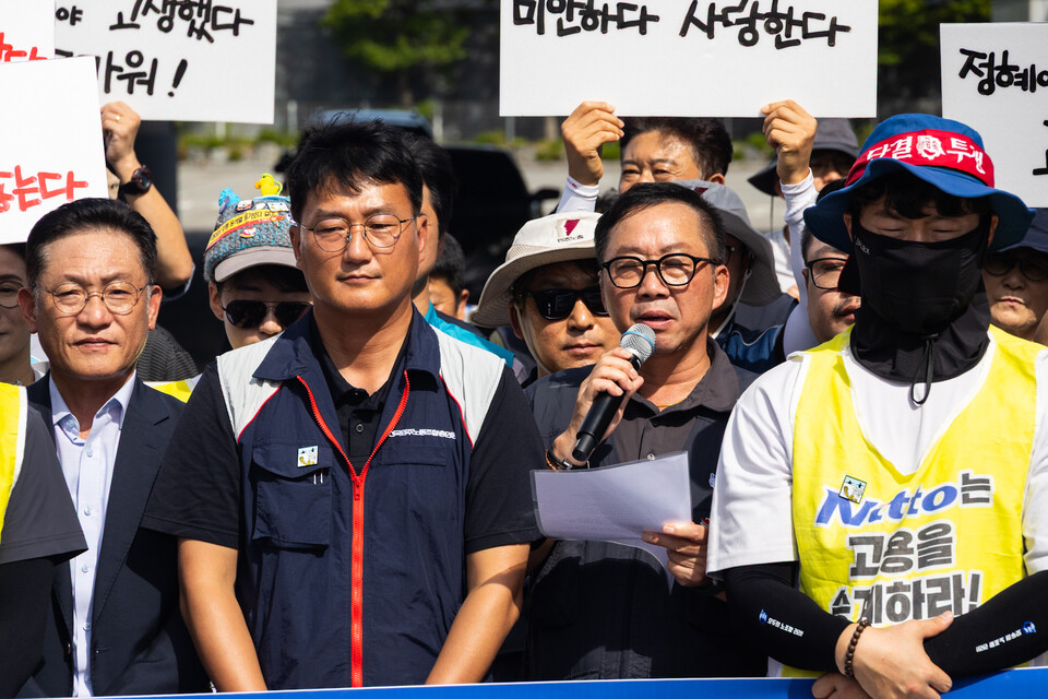 박정혜 금속노조 한국옵티칼하이테크지회 수석부지회장이 29일 오후 4시경 600일간 이어왔던 고공농성을 해제하고 땅을 밟았다. 농성 해제에 앞서 열린 기자회견에서 발언하는 장창열 금속노조 위원장. 사진=송승현