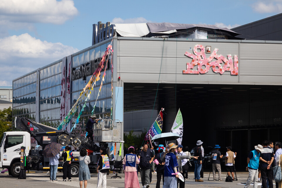 박정혜 금속노조 한국옵티칼하이테크지회 수석부지회장이 29일 오후 4시경 600일간 이어왔던 고공농성을 해제하고 땅을 밟았다. 사진=송승현